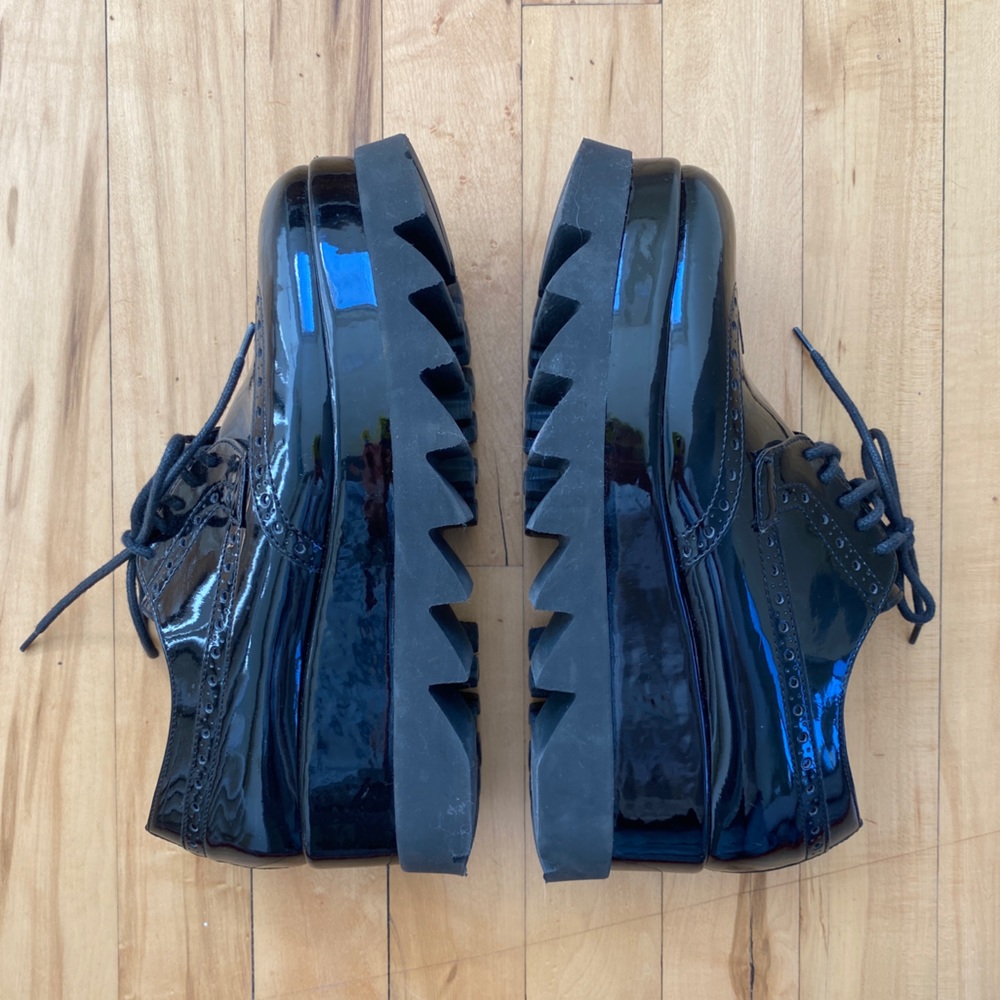 Cult patent leather, wing-tip platform shoes. Size 39 EU.